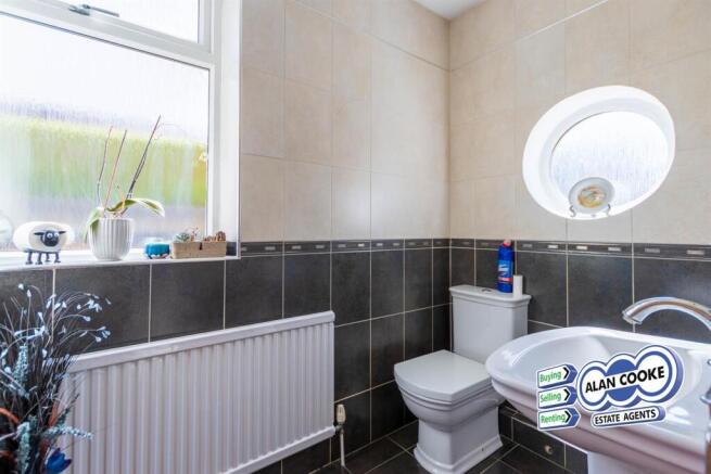 5 bed Detached for sale Image 6