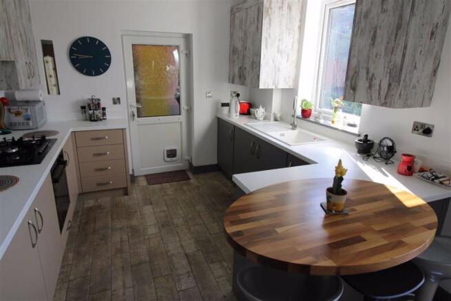 KITCHEN/DINING ROOM
