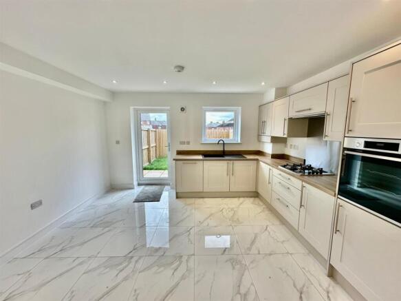 3 bed Town House for sale Image 6