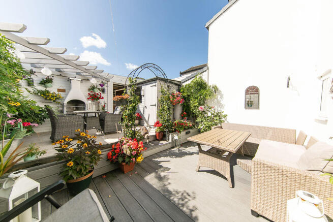 Immaculately landscaped private garden