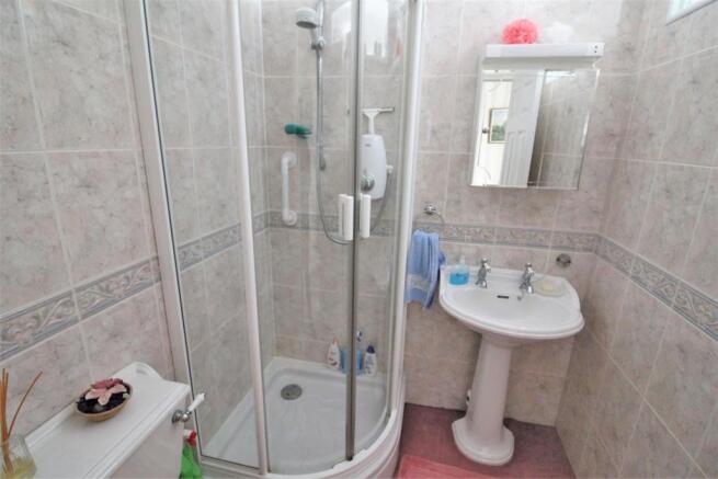 EN-SUITE SHOWER ROOM