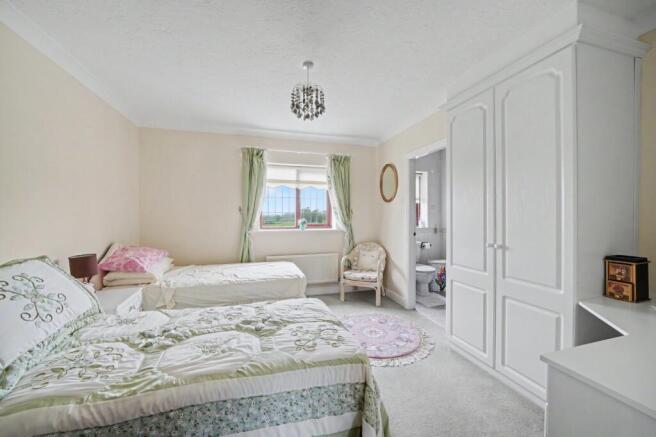5 bed Detached for sale Image 10