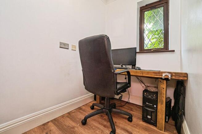 5 bed Detached for sale Image 12