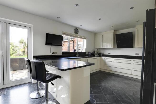 Kitchen2.jpg