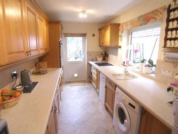 FITTED KITCHEN