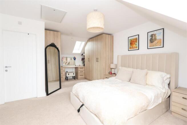 4 bed Semi-Detached for sale Image 10