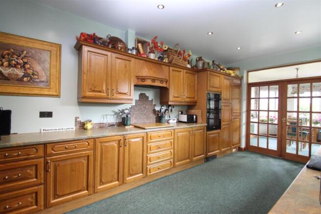 5 bed Detached for sale Image 12