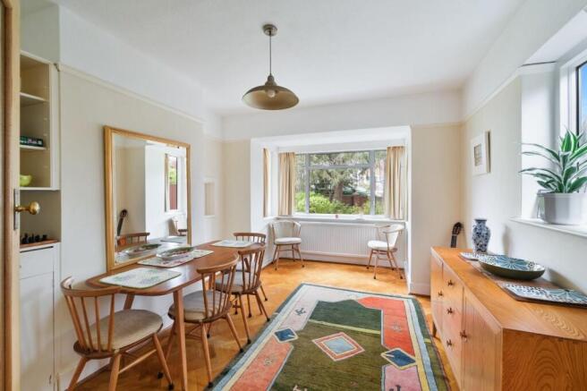 Hamilton Close, Epsom, KT19 photo 3