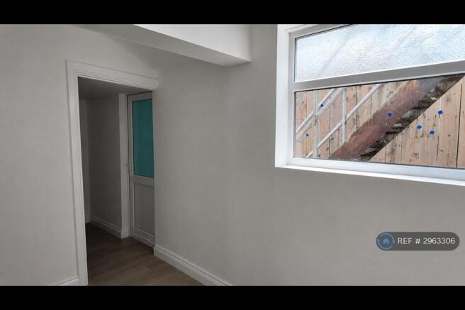 5 bed Flat to rent Image 4