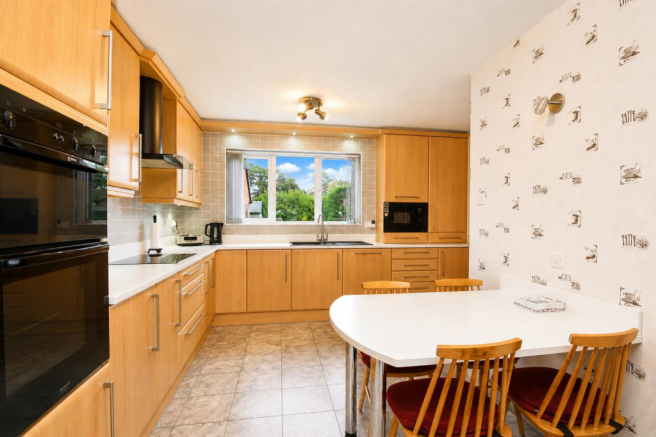 4 bed Detached for sale Image 9