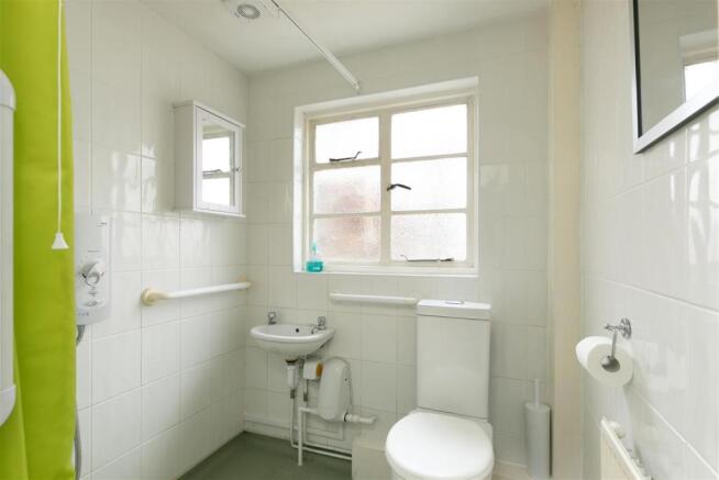 10_Shadbolts_bathroom.jpg