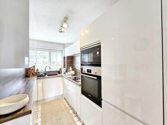 2 bed Flat for sale Image 5