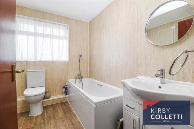 FAMILY BATH/SHOWER ROOM