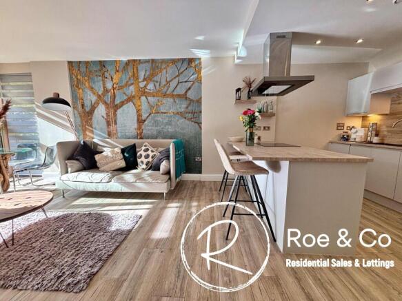 Living room/kitchen/dining room