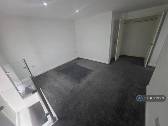 2 bed Flat to rent Image 12