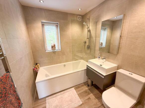 4 bed Chalet for sale Image 12