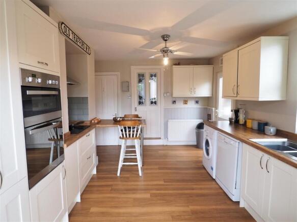 Spacious Breakfast Kitchen 280