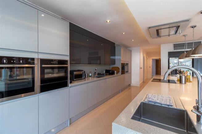 7 bed House to rent Image 6
