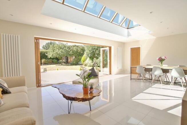 LIVING/DINING AREA