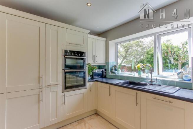 KITCHEN / BREAKFAST ROOM: