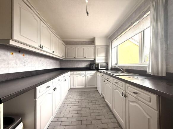 3 bed House to rent Image 4