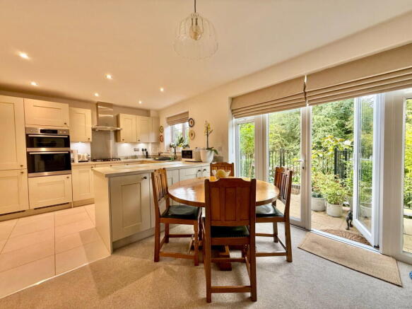 4 bed Semi-Detached for sale Image 6
