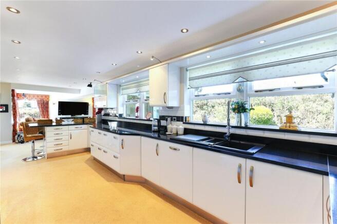 5 bed Detached for sale Image 12