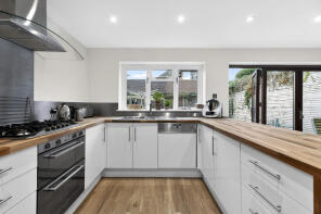 14a, Esher Avenue, Walton-on-thames KT12 2TA