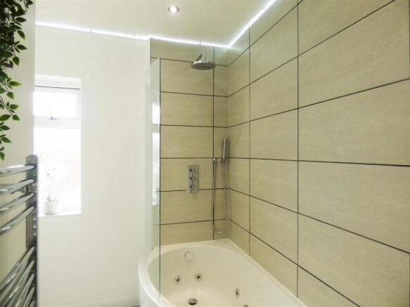 BATHROOM ONE 25 NURSERY AVE copy.jpg