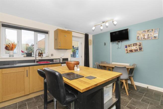 Syms Avenue, Frampton Cotterell, Bristol photo 4