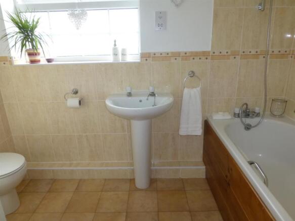 FAMILY BATHROOM