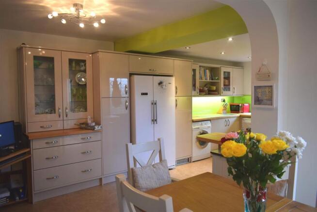 Fitted Kitchen / Dining Area