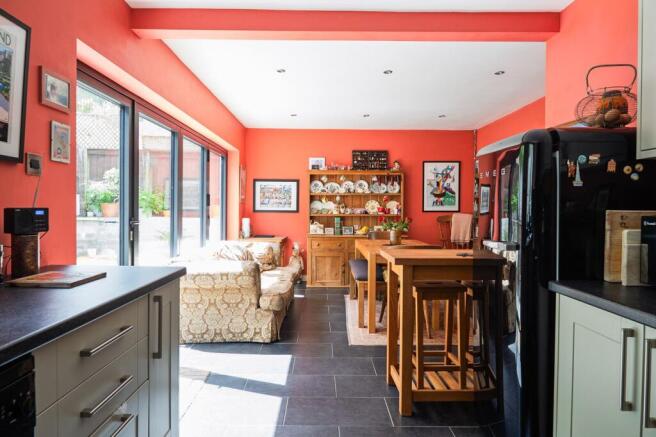Kitchen & Dining