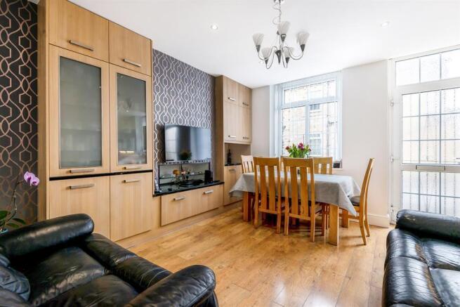 2 bed Apartment to rent Image 4