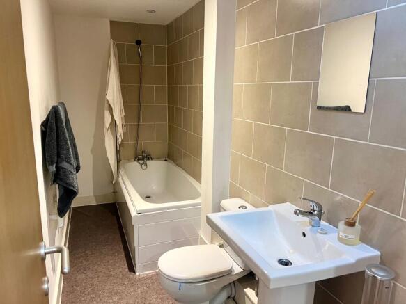 2 bed Apartment to rent Image 4