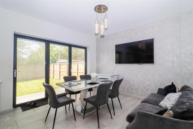 4 bed Semi-Detached to rent Image 4