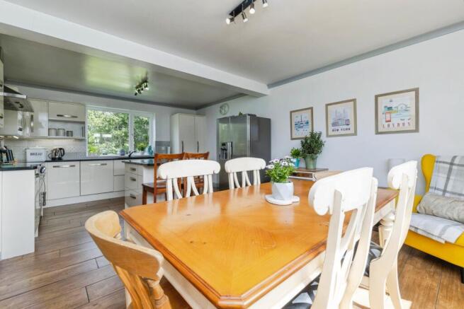 4 bed Detached for sale Image 8