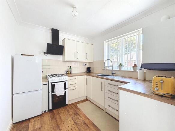 2 bed Flat for sale Image 4