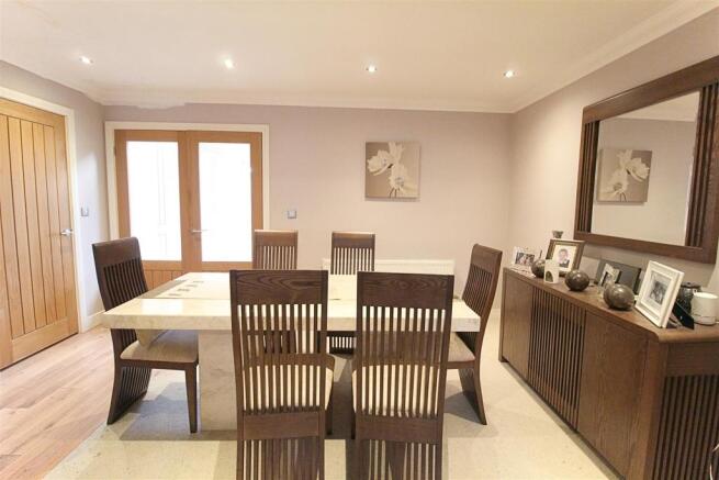 SEPARATE DINING ROOM/SITTING ROOM