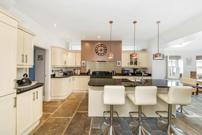 4 bed Detached for sale Image 7