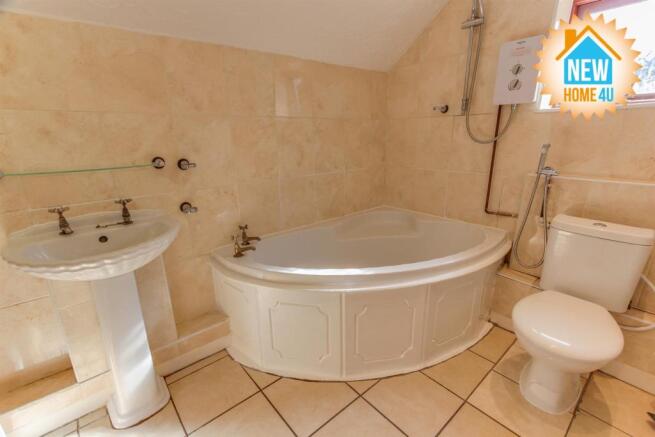 FAMILY BATHROOM: