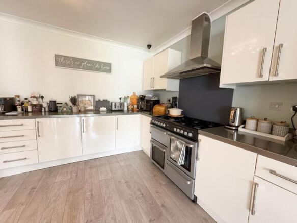 3 bed Semi-Detached for sale Image 8