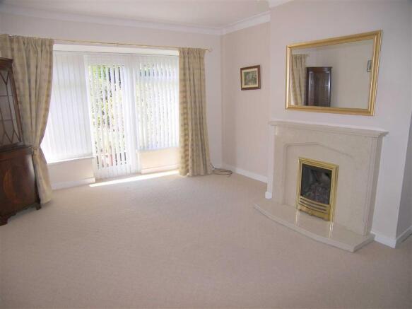 LOUNGE (To Rear)