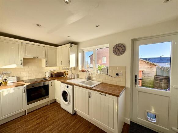 KITCHEN/DINING ROOM