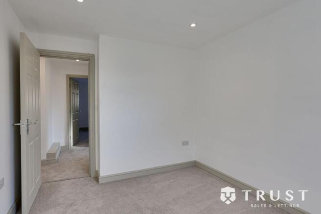 5 bed Semi-Detached for sale Image 9