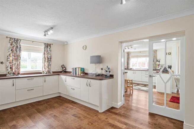 4 bed Detached for sale Image 10