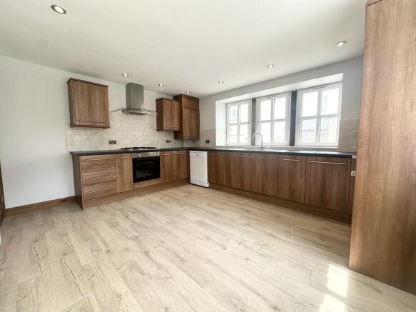 3 bed Detached to rent Image 9