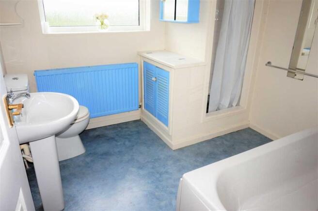 FAMILY BATHROOM :