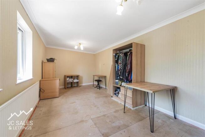 5 bed Link Detached House for sale Image 7