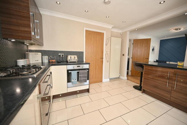 4 bed Detached for sale Image 11
